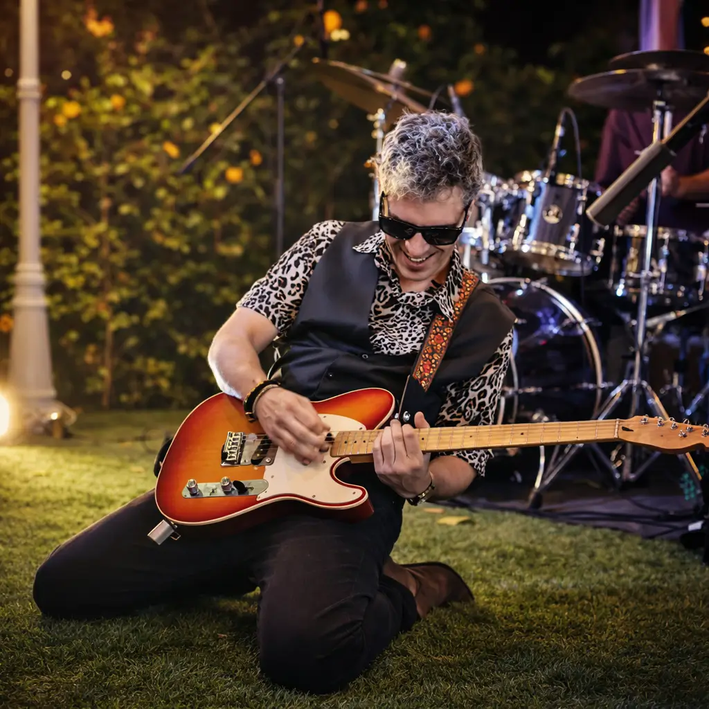 Momento estelar del guitarrista de Dando la Nota tocando de rodillas en un cumpleaños