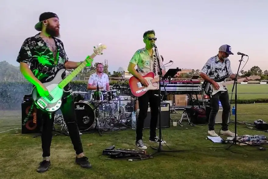 Concierto de pop rock al aire libre con el grupo de versiones Dando la Nota en Granada