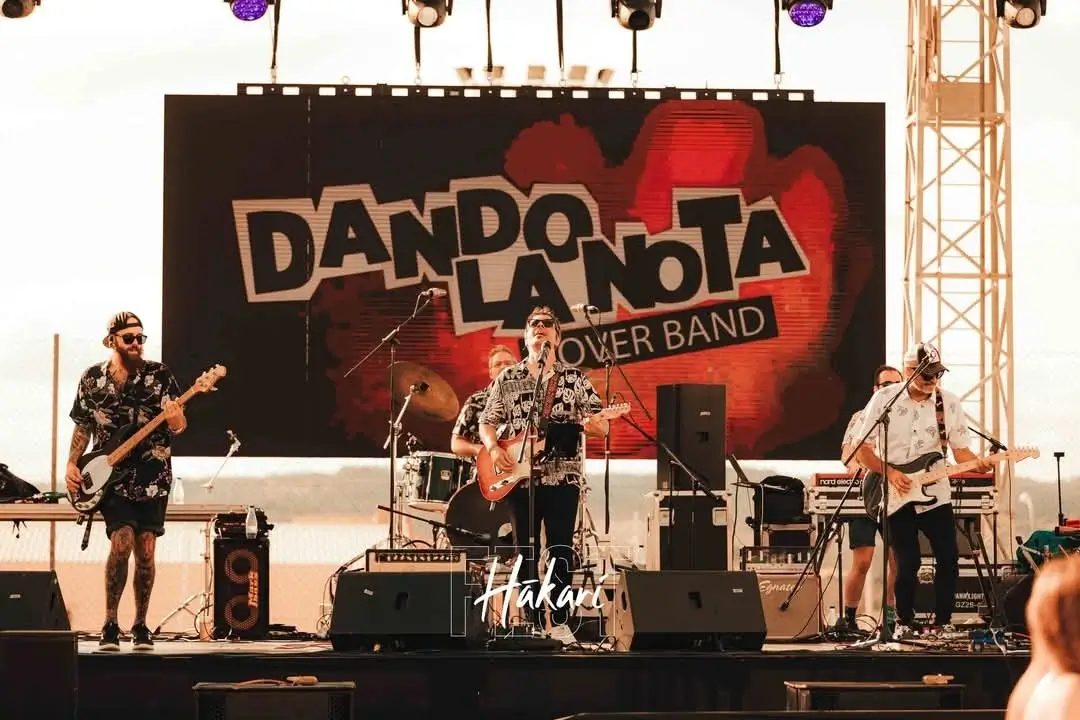 Escenario con pantalla gigante del grupo Dando la Nota Cover Band para eventos corporativos