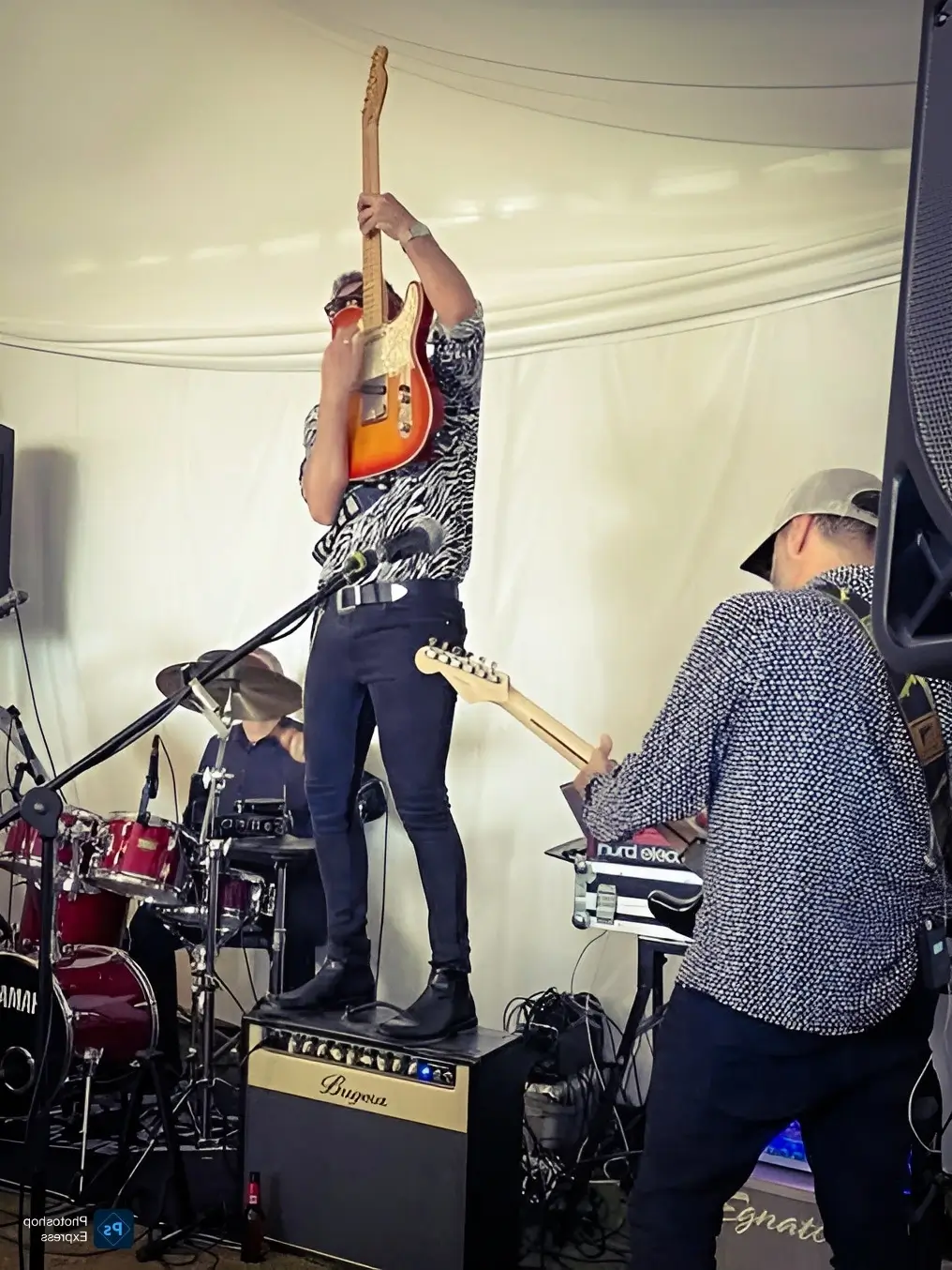 Guitarrista de Dando la Nota animando al público durante un solo de rock en directo