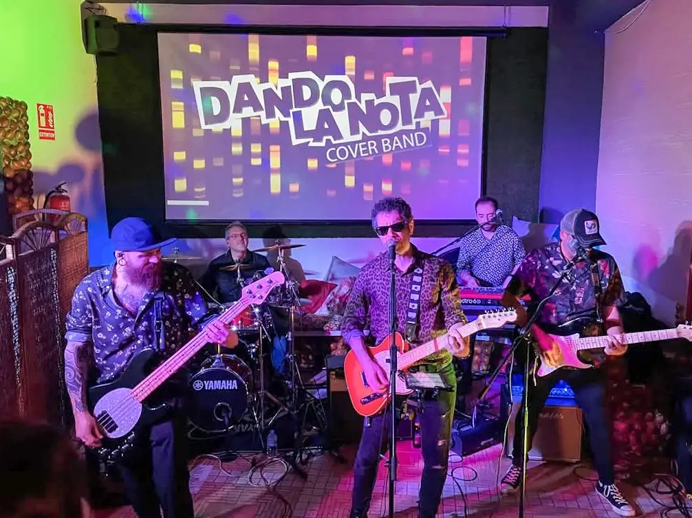 Dando la Nota actuando en directo en un pub de Villanueva de Algaida, Málaga