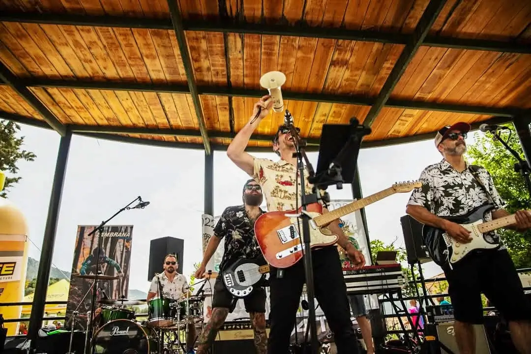 Cantante de Dando la Nota usando un megáfono para animar la fiesta en una boda