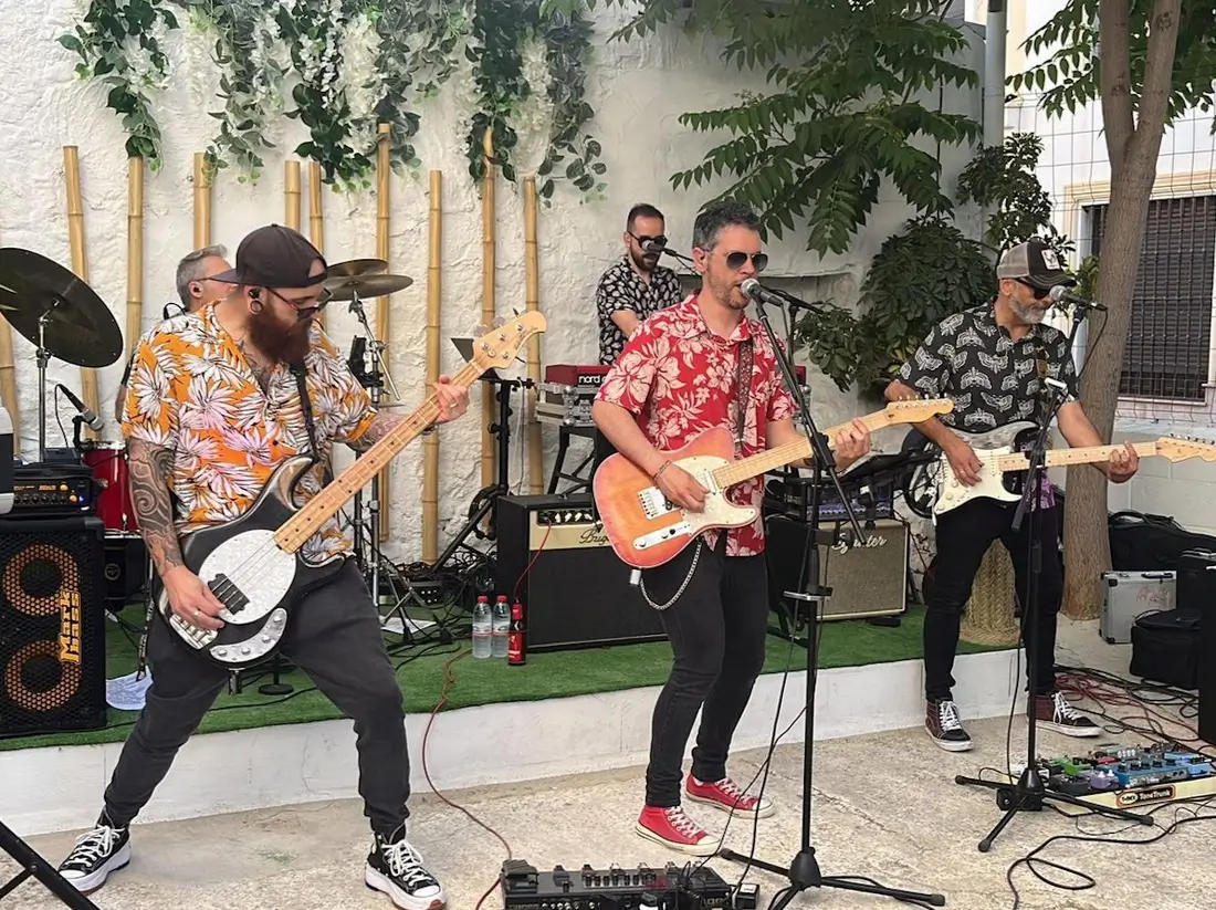 Grupo de versiones Dando la Nota actuando en directo en el jardín de un pub en Málaga